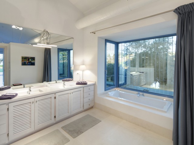 5 Bedrooms Villa in Benahavís