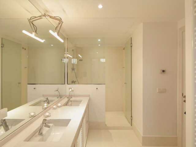 5 Bedrooms Villa in Benahavís