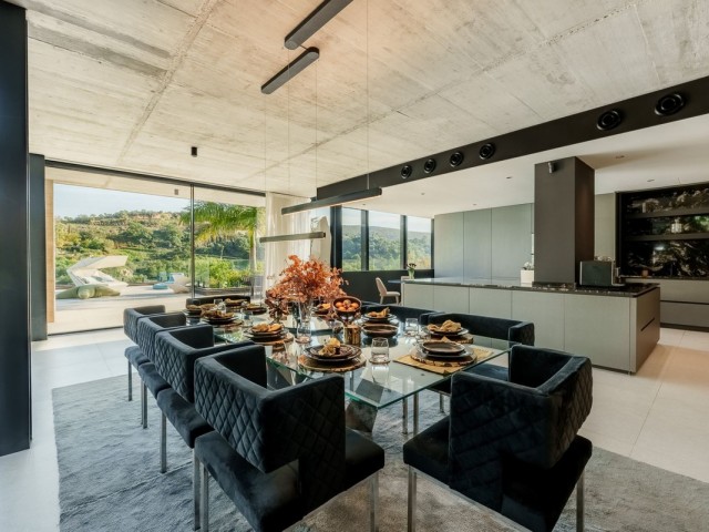 5 Bedrooms Villa in Benahavís