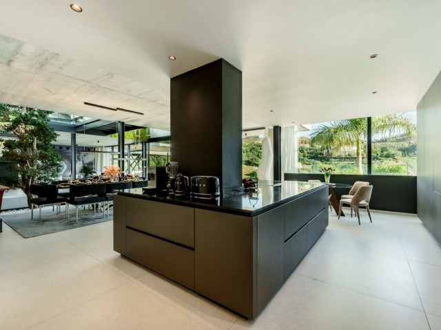 5 Bedrooms Villa in Benahavís