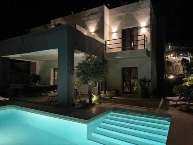 4 Bedrooms Villa in Elviria