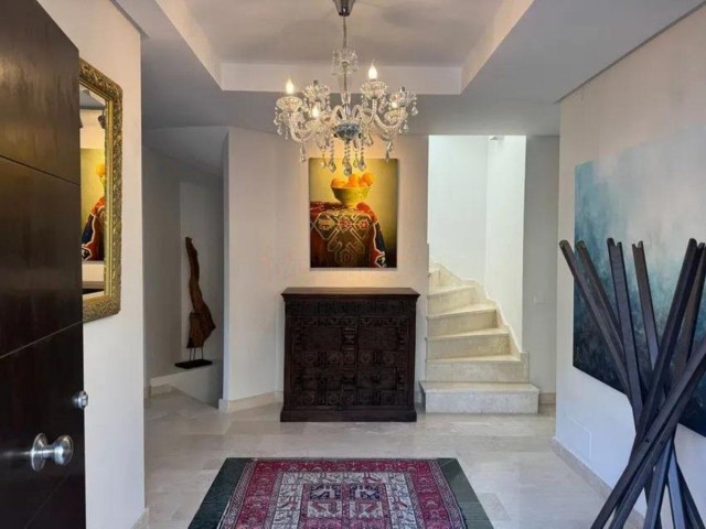 Villa con 4 Dormitorios  en Elviria