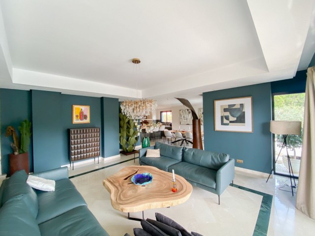 4 Bedrooms Villa in Elviria