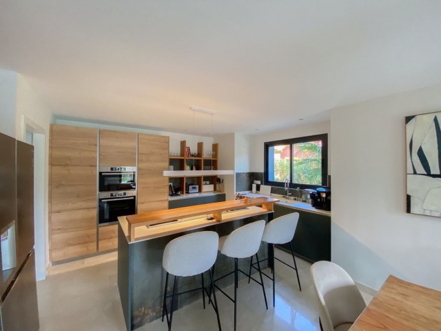 4 Bedrooms Villa in Elviria