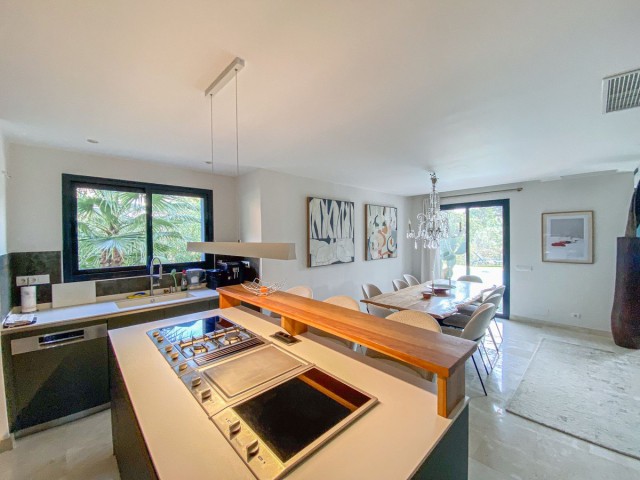 4 Bedrooms Villa in Elviria