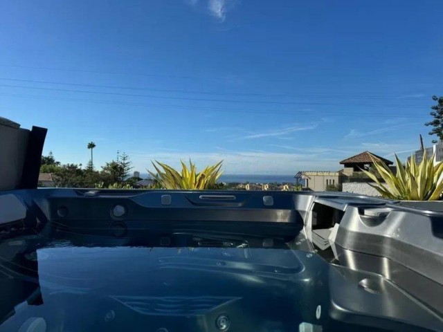 4 Bedrooms Villa in Elviria