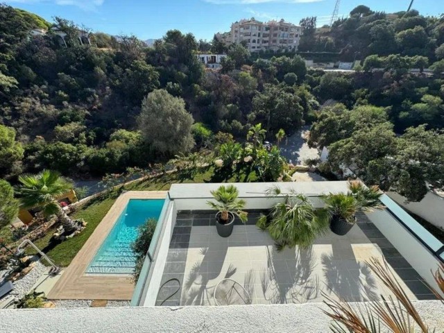 4 Bedrooms Villa in Elviria
