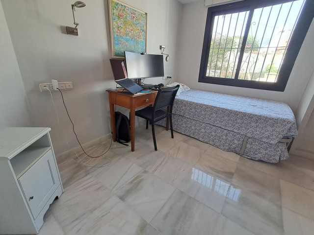 Adosado con 5 Dormitorios  en Estepona