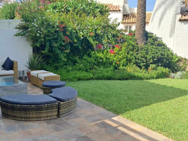 Adosado con 5 Dormitorios  en Estepona