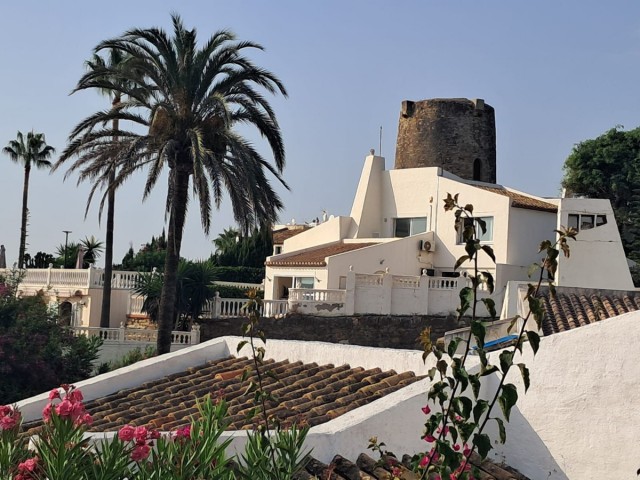 Adosado con 5 Dormitorios  en Estepona