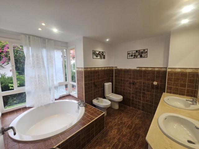 Appartement avec 4 Chambres  à Calahonda