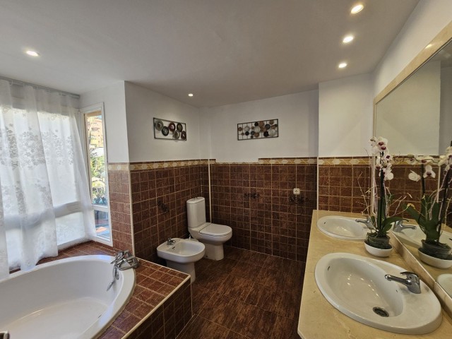 Appartement avec 4 Chambres  à Calahonda