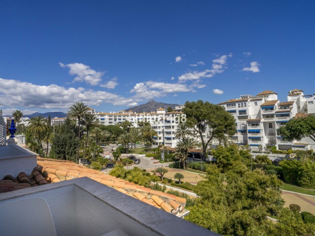 2 Bedrooms Apartment in Puerto Banús