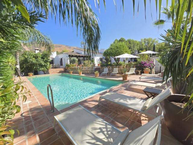 Villa con 6 Dormitorios  en Alhaurín el Grande