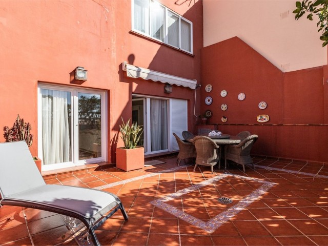 Maison mitoyenne avec 4 Chambres  à Benalmadena