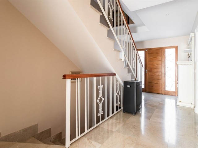 Maison mitoyenne avec 4 Chambres  à Benalmadena