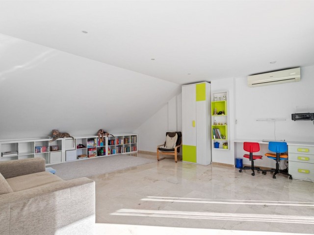 Maison mitoyenne avec 4 Chambres  à Benalmadena