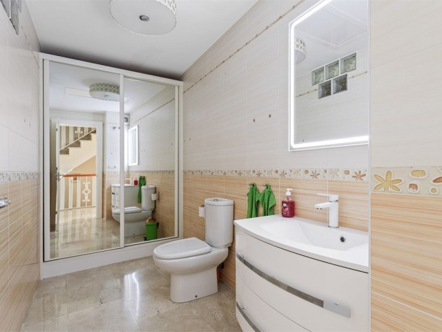 Maison mitoyenne avec 4 Chambres  à Benalmadena