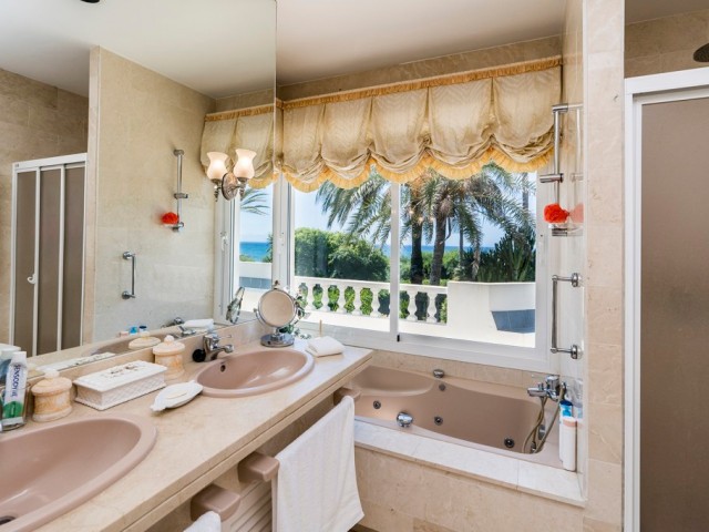 4 Bedrooms Villa in Marbella