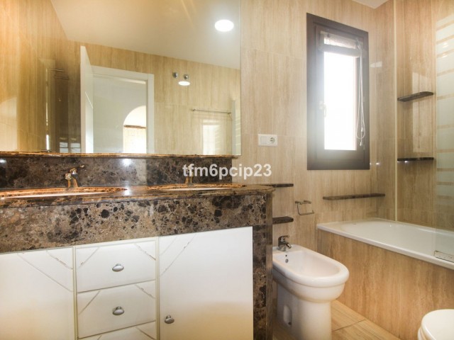 5 Slaapkamer Rijtjeshuis in La Duquesa