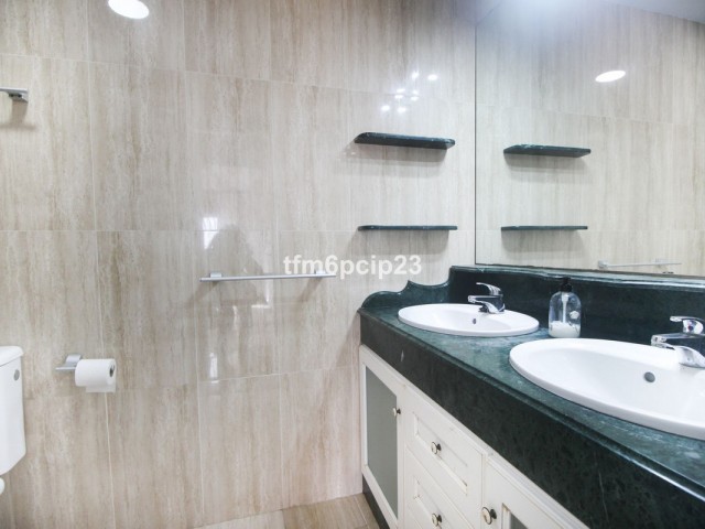 Adosado con 5 Dormitorios  en La Duquesa