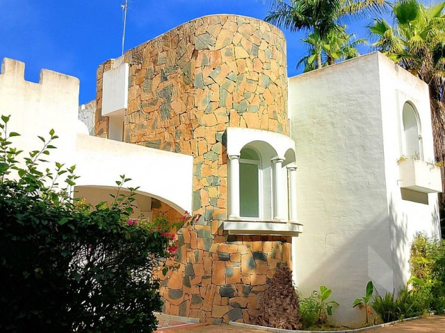 4 Schlafzimmer Villa in New Golden Mile