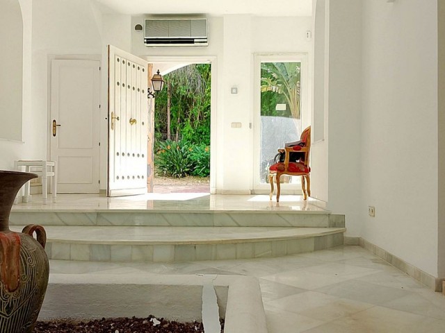 4 Schlafzimmer Villa in New Golden Mile