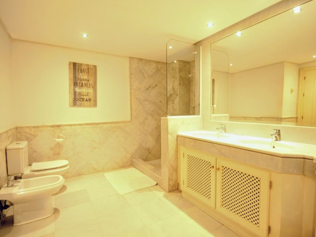 Penthouse avec 2 Chambres  à Elviria