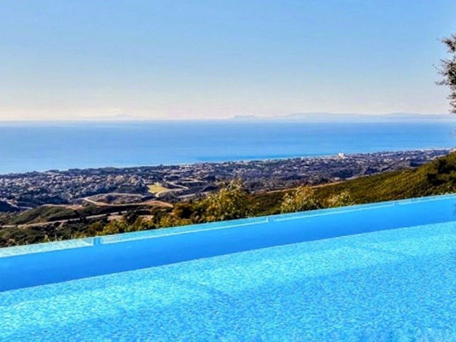 Penthouse avec 2 Chambres  à Elviria