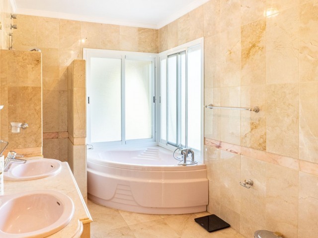 5 Makuuhuoneen Huvila New Golden Mile