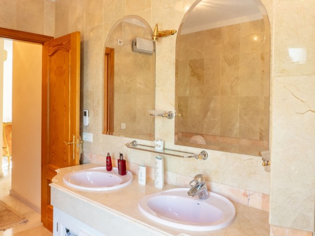 5 Makuuhuoneen Huvila New Golden Mile