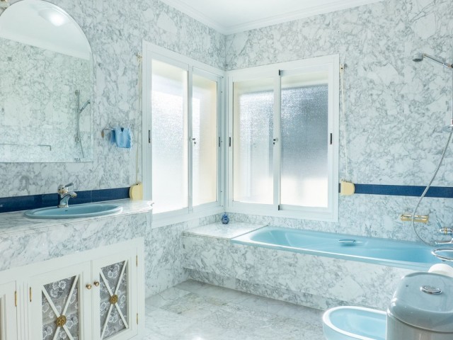 5 Makuuhuoneen Huvila New Golden Mile