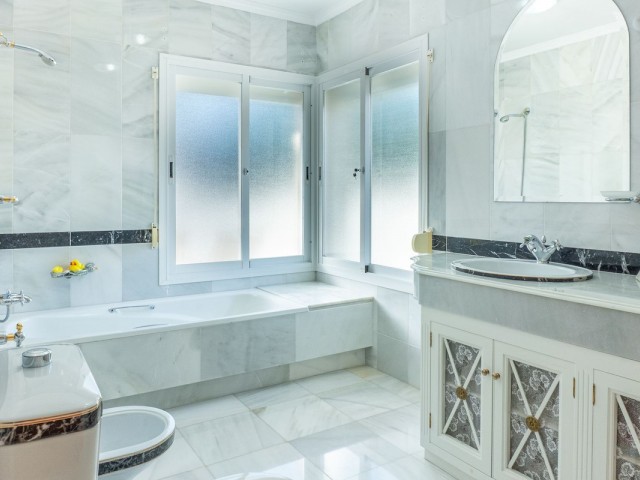 5 Makuuhuoneen Huvila New Golden Mile