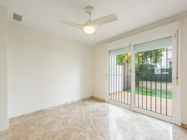 Maison mitoyenne avec 3 Chambres  à Nueva Andalucía