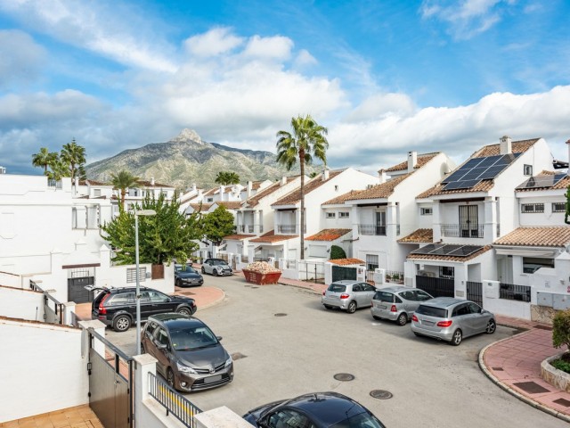 Maison mitoyenne avec 3 Chambres  à Nueva Andalucía