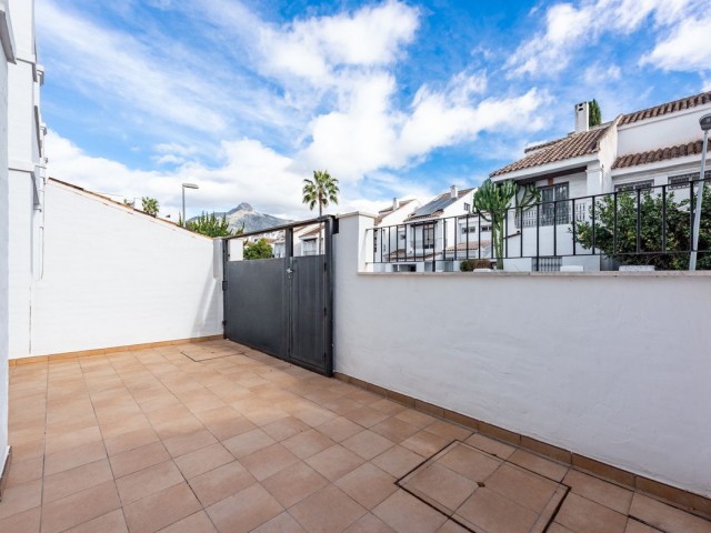 Maison mitoyenne avec 3 Chambres  à Nueva Andalucía