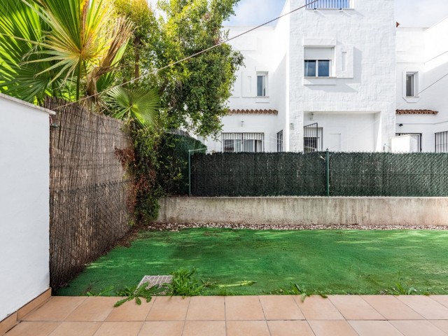 Maison mitoyenne avec 3 Chambres  à Nueva Andalucía