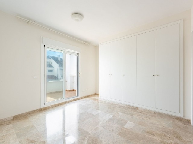 Maison mitoyenne avec 3 Chambres  à Nueva Andalucía