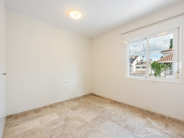 Maison mitoyenne avec 3 Chambres  à Nueva Andalucía