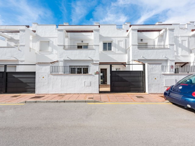 Maison mitoyenne avec 3 Chambres  à Nueva Andalucía