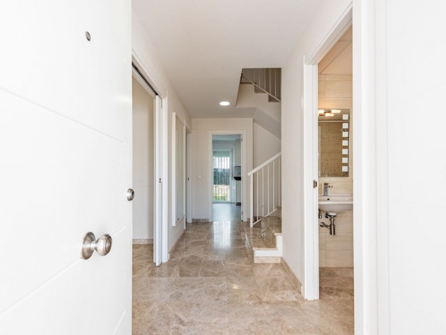 Maison mitoyenne avec 3 Chambres  à Nueva Andalucía