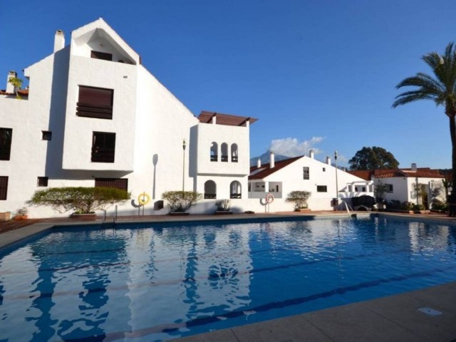 Apartamento con 3 Dormitorios  en Aloha