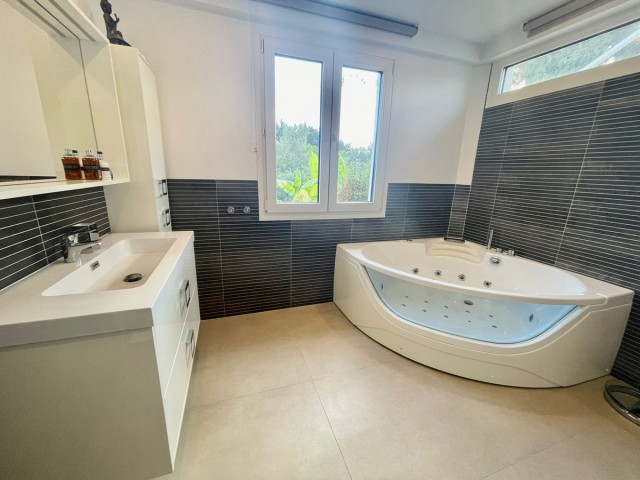 Villa avec 8 Chambres  à San Pedro de Alcántara