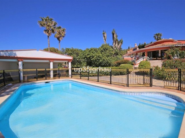 Villa con 8 Dormitorios  en Estepona