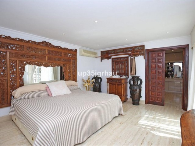 Villa con 8 Dormitorios  en Estepona