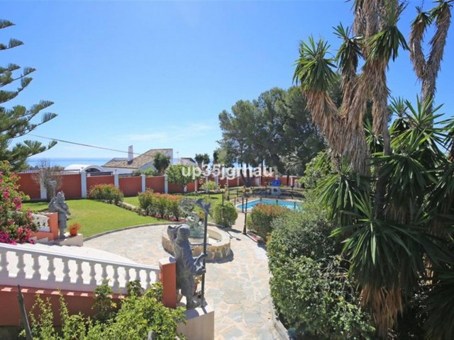 Villa con 8 Dormitorios  en Estepona