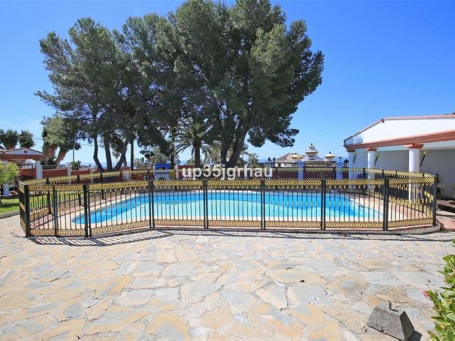 Villa con 8 Dormitorios  en Estepona