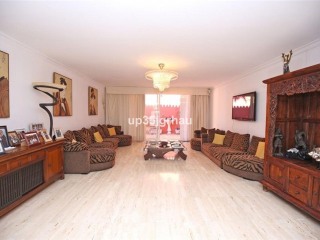 Villa con 8 Dormitorios  en Estepona