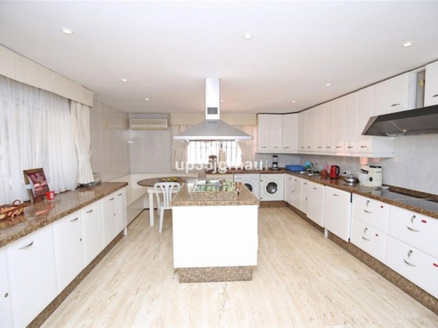Villa con 8 Dormitorios  en Estepona
