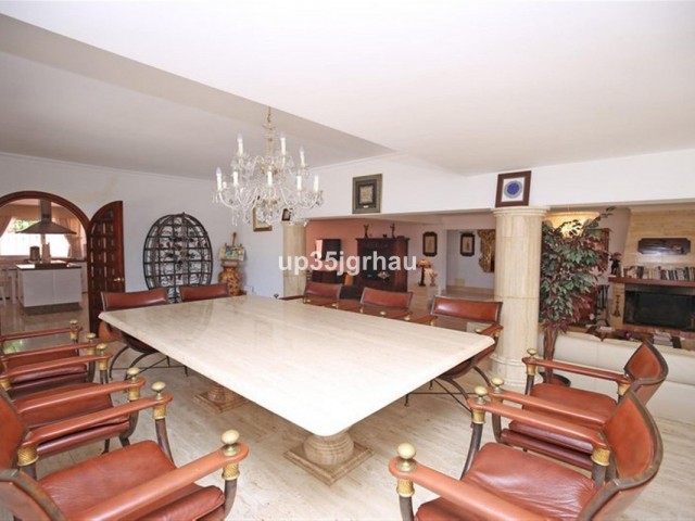 Villa con 8 Dormitorios  en Estepona